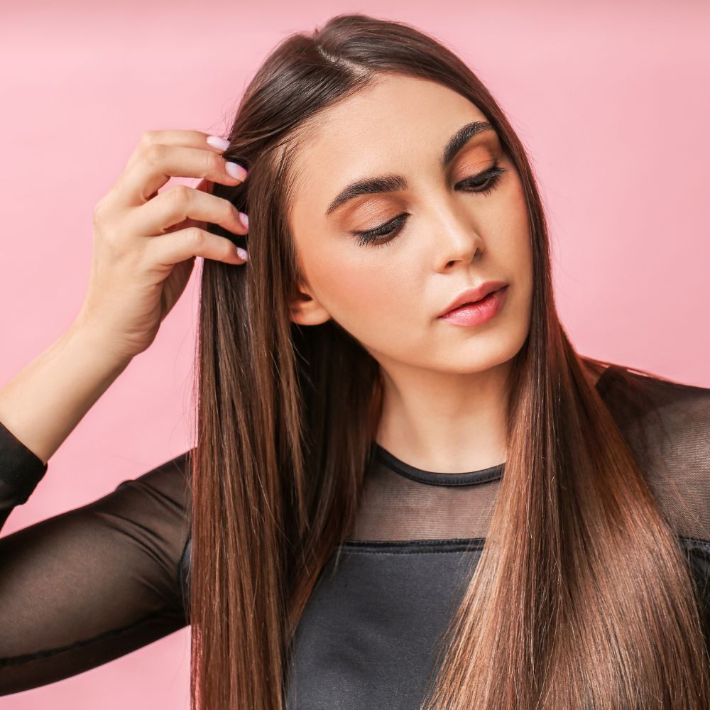 Résultat cheveux lisses, brillants et disciplinés après routine anti-frisottis professionnelle