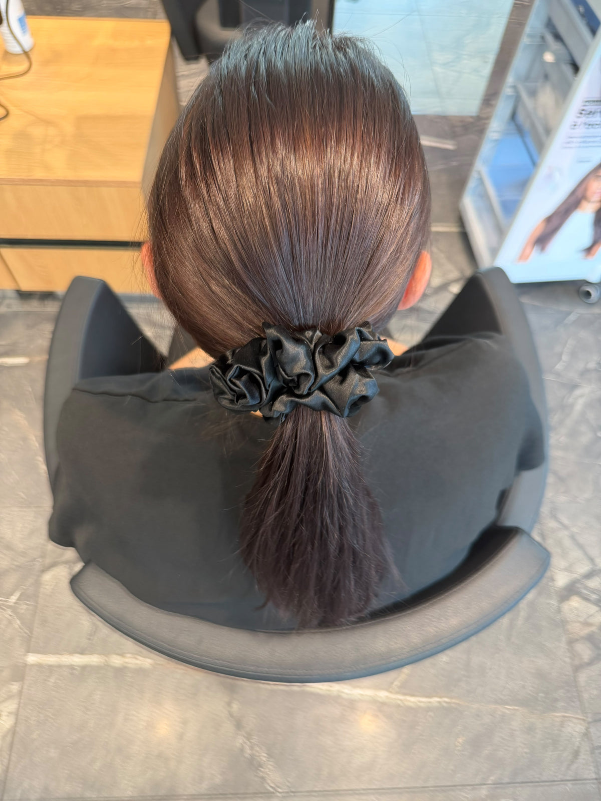 Chouchou en soie de mûrier noir, grand format 4 cm, porté sur cheveux attachés